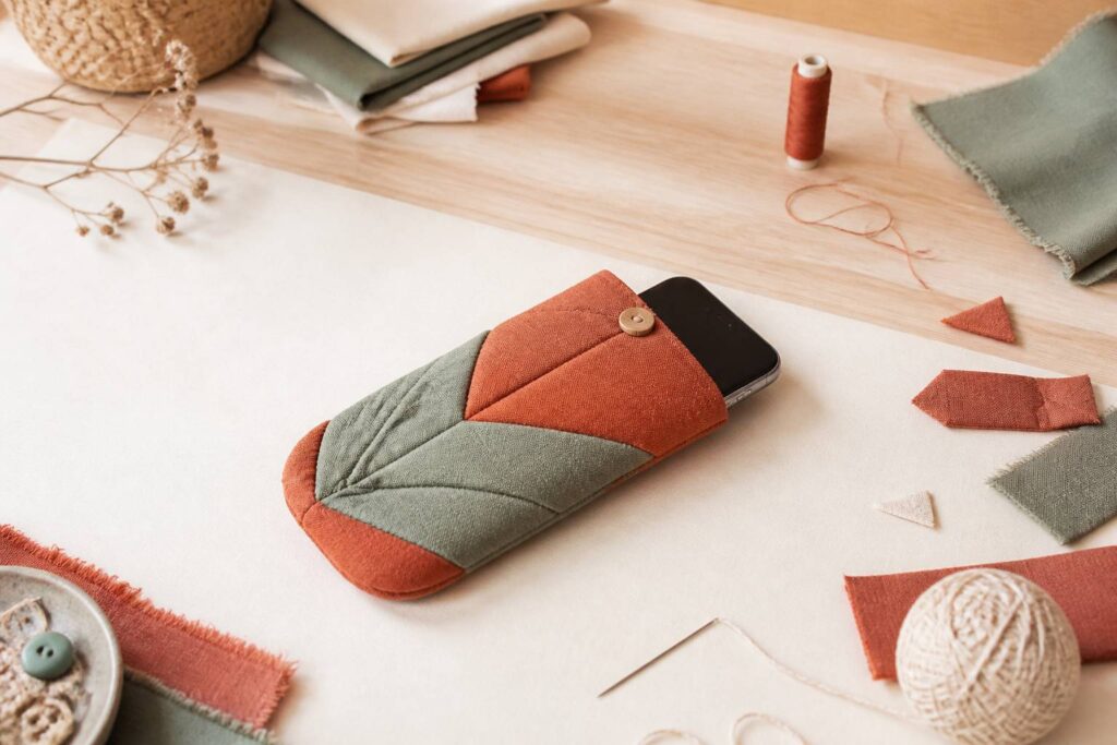 Étui à téléphone en tissu matelassé avec matériel de couture