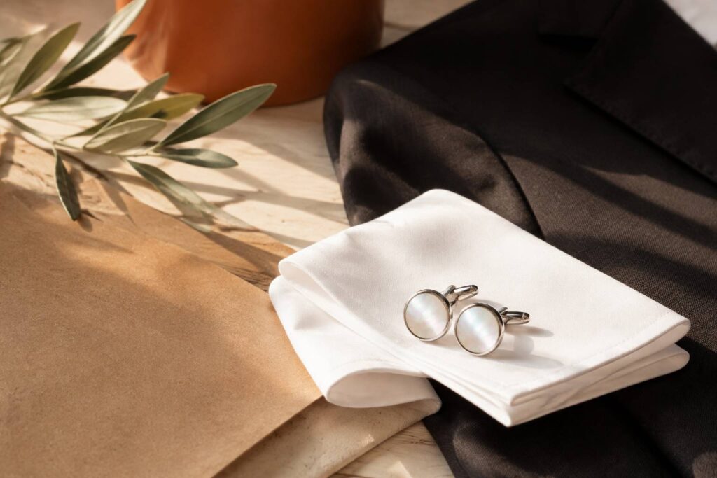 Boutons de manchette en nacre et argent sur une chemise blanche de cérémonie avec costume sombre élégant